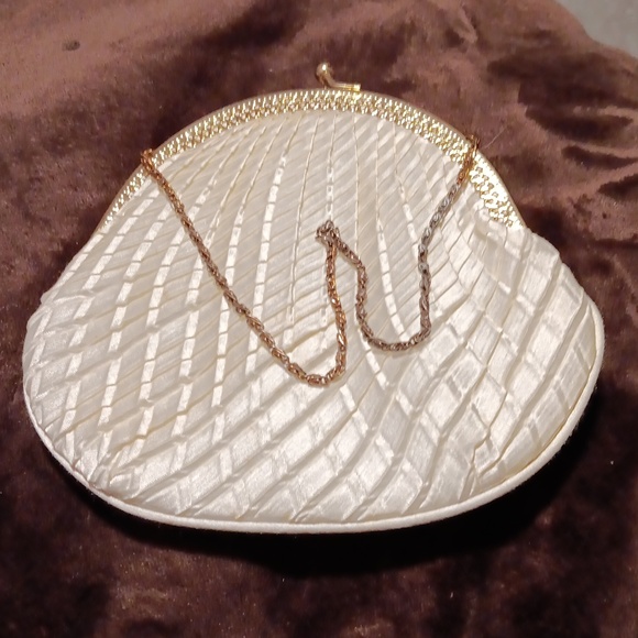 🎉Cream Evening Bag Textured Satin with Gold Metal Trim Enclosure and Gold Chain - Picture 4 of 9